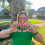Frau-vor-Baum-grünes Kleid-FranizskaFerber-Kinderwunsch Coaching-Beratung-Adoption-Fakten