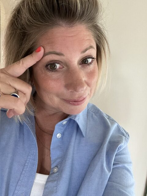 Frau-blaues Hemd-Kinderwunsch-Einsamkeit-überfordert-neidisch-traurig-Hilfe-loslassen-Kindersehnsucht-franziska ferber