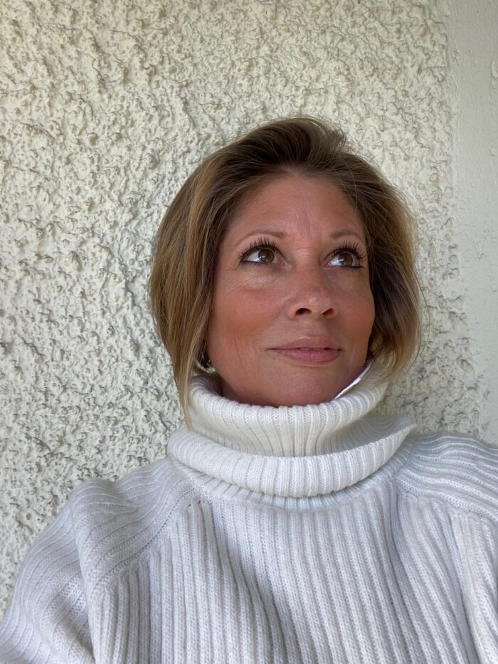 Frau-weisser Pullover-Kinderwunsch-traurig-einsam-angst-unsicher-verzweifelt-Hilfe-Beratung